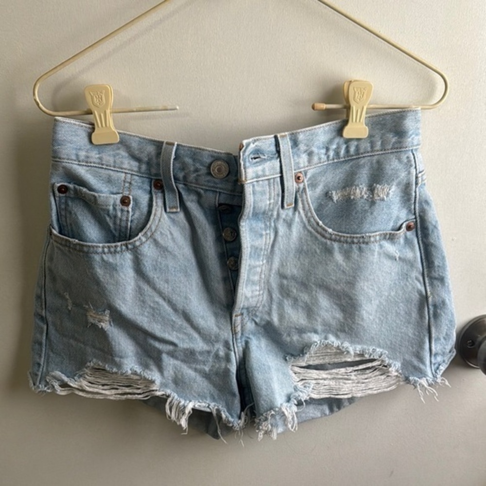 Women’s distressed light wash levi 501 denim jeans size 26